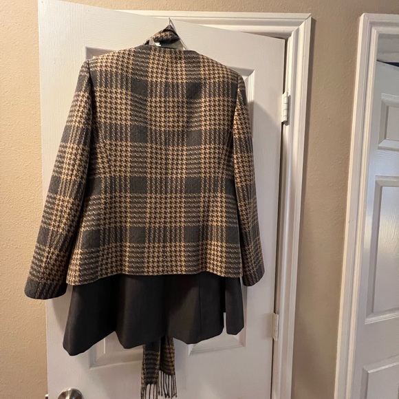 Kasper 2pc skirt suit with matching scarf - Picture 4 of 6